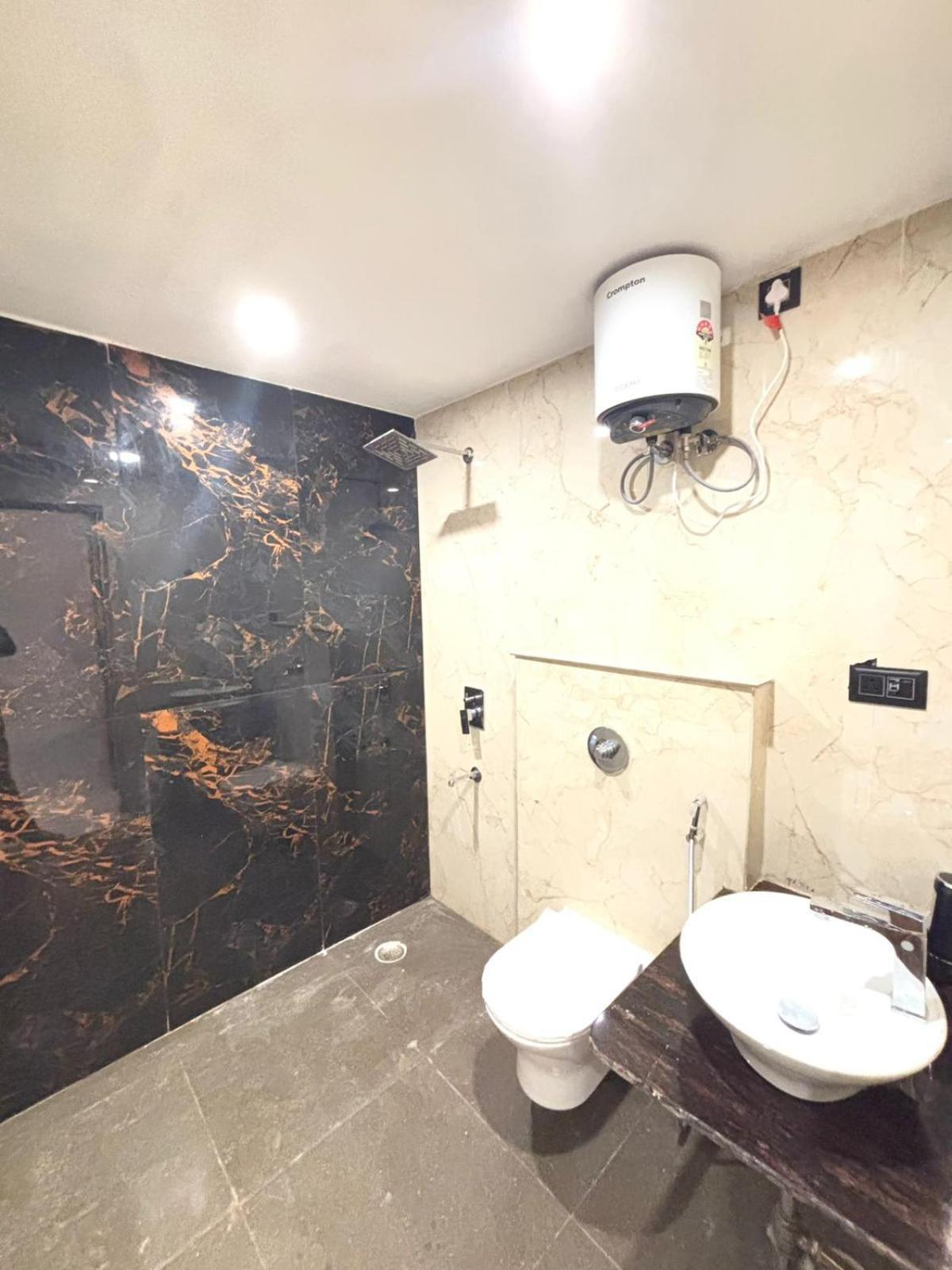 Hotel Omkar Palace Ayodhya Kültér fotó