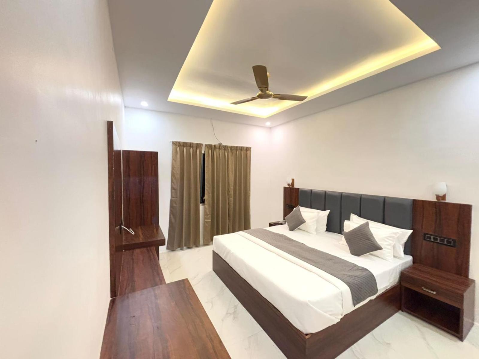 Hotel Omkar Palace Ayodhya Kültér fotó