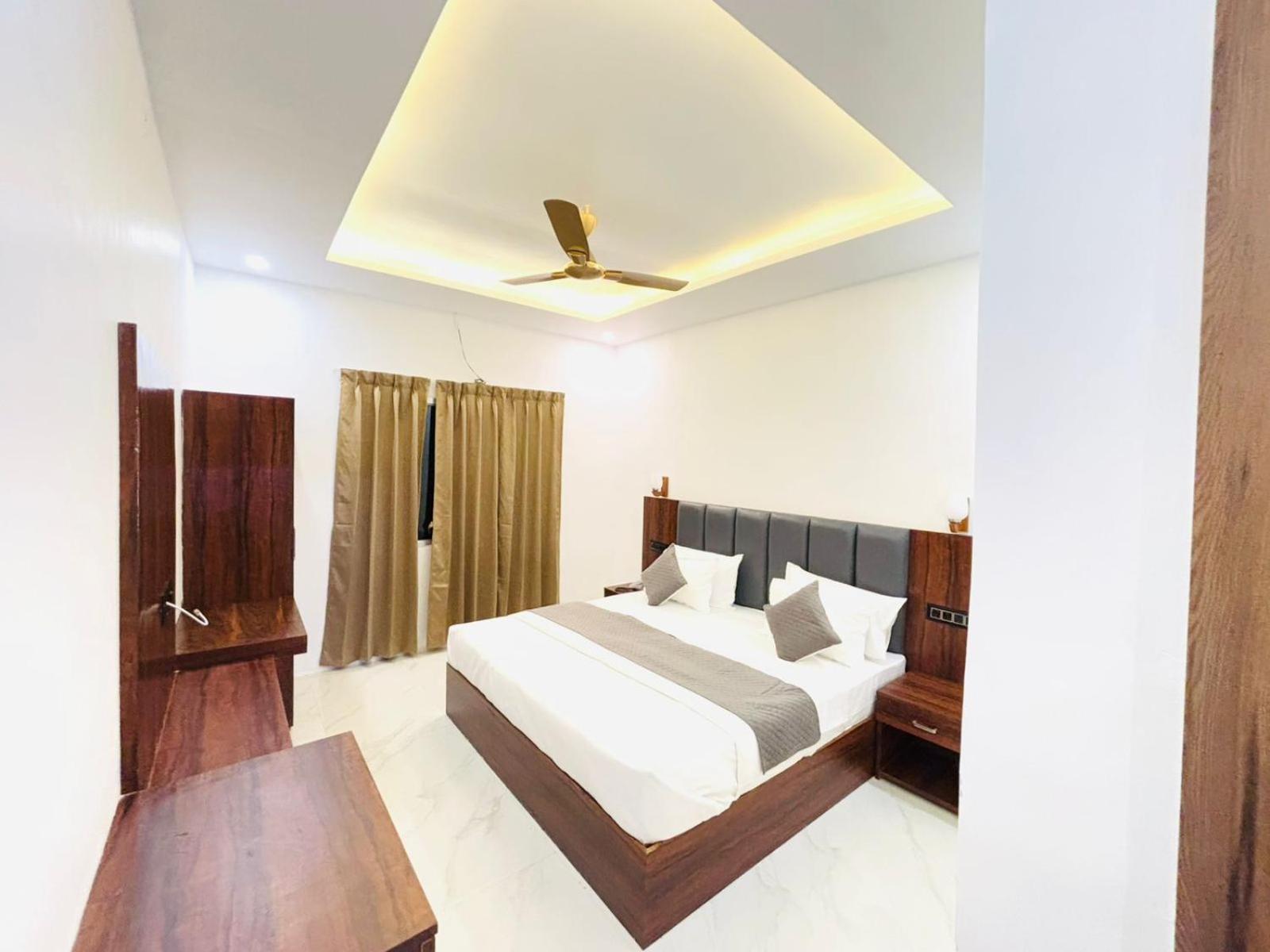 Hotel Omkar Palace Ayodhya Kültér fotó
