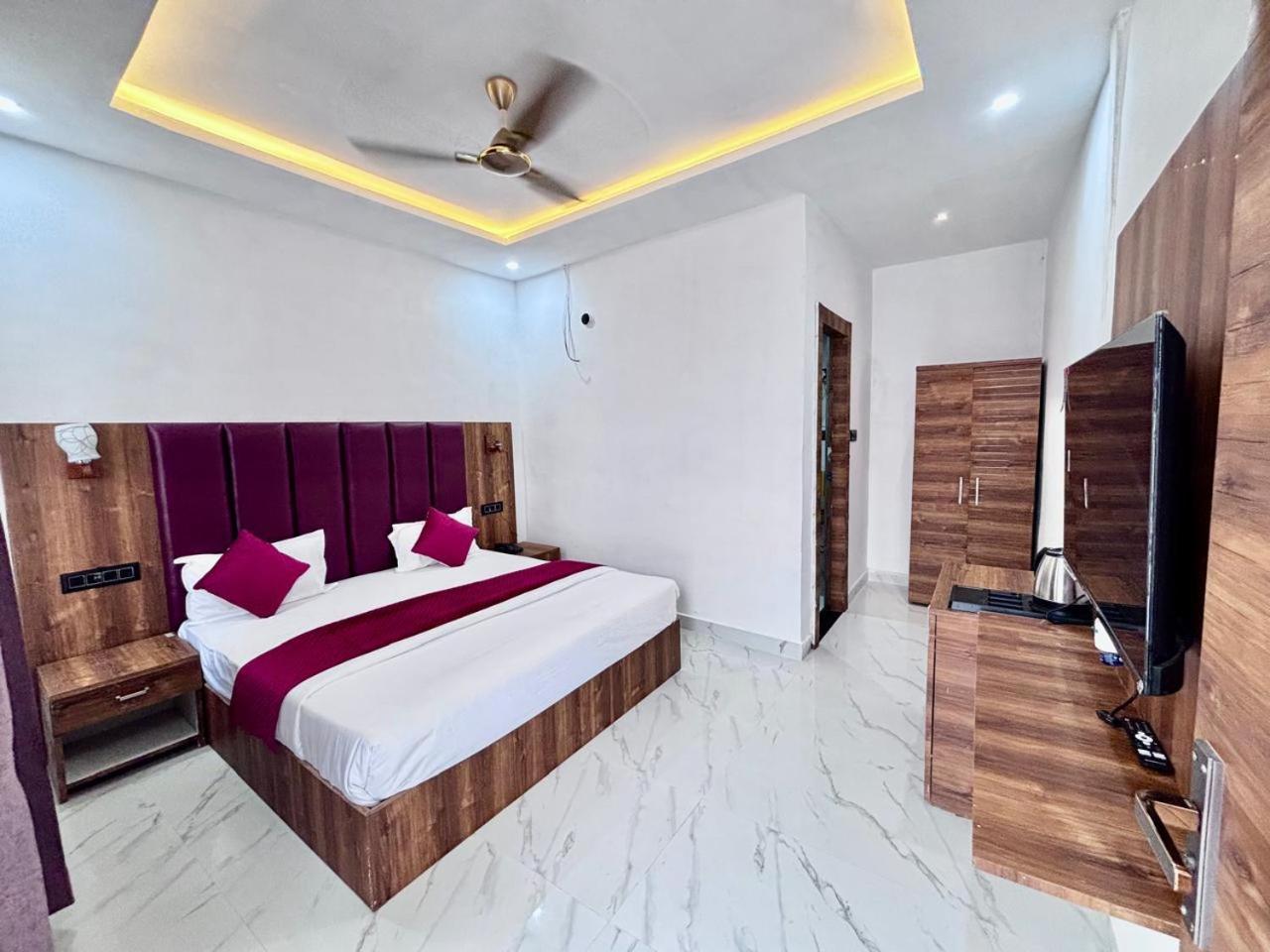 Hotel Omkar Palace Ayodhya Kültér fotó