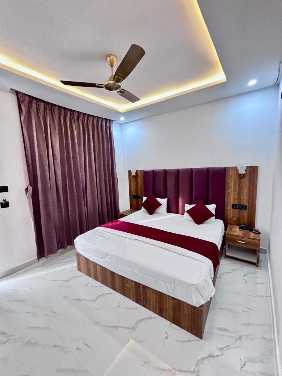 Hotel Omkar Palace Ayodhya Kültér fotó