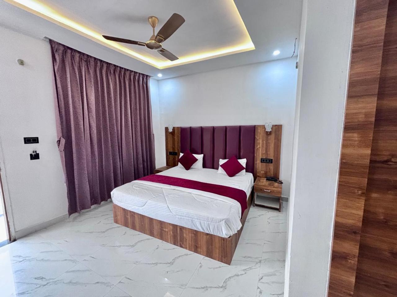 Hotel Omkar Palace Ayodhya Kültér fotó