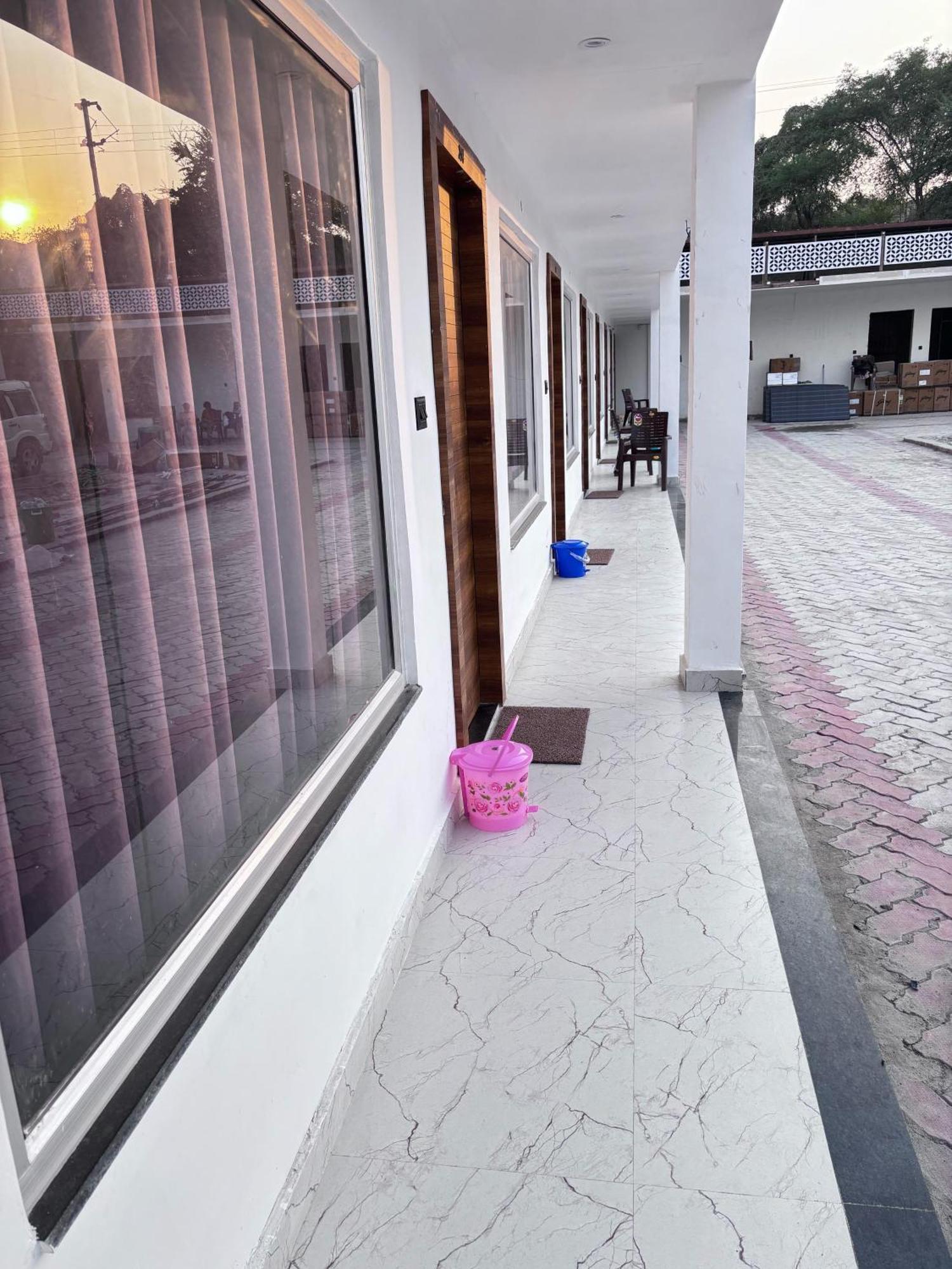 Hotel Omkar Palace Ayodhya Kültér fotó